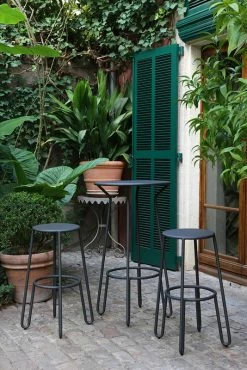 Huggy Bar Stool - H 65 Cm / Aluminium - Maiori -Coffee Tables Sales Shop bar stool huggy mustard madeindesign 276889 product800