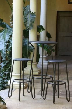 Huggy High Table - / + 2 Bar Stools - H 75cm - Maiori -Coffee Tables Sales Shop high table huggy carbon madeindesign 296876 product800